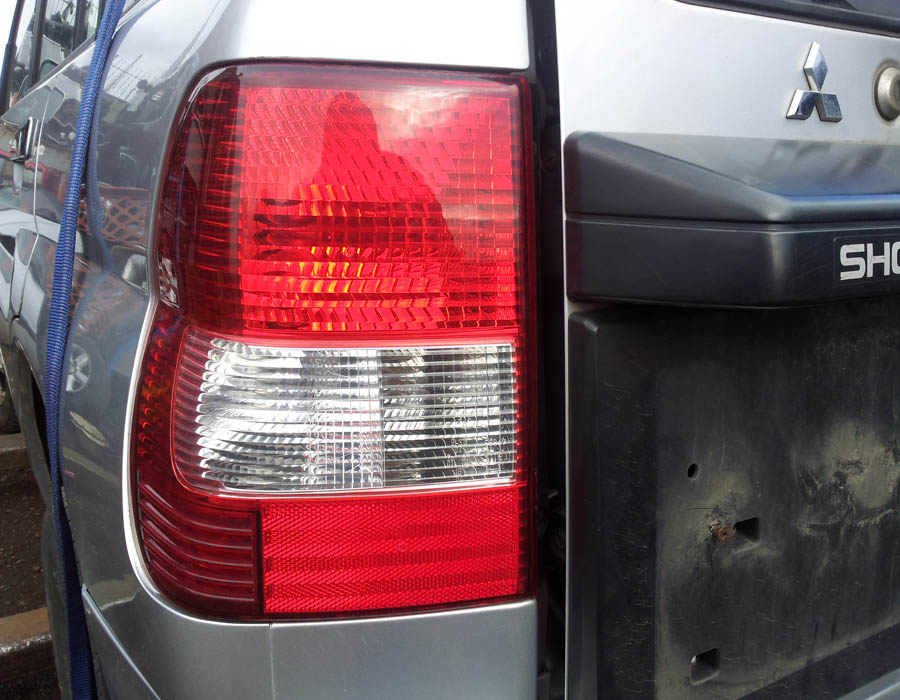 Mitsubishi Shogun Pinin rear-light-passengers